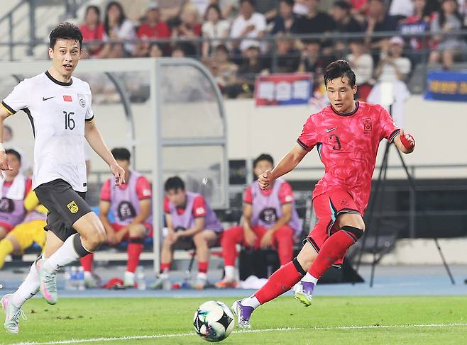 이태석이 7일 동아시안컵 중국전에서 동료에 패스를 하고 있다. [연합]