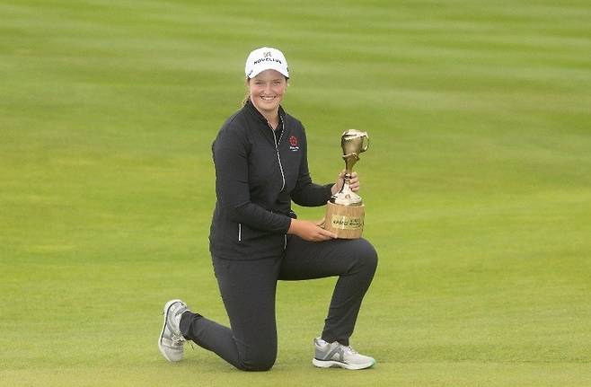 우승 트로피를 들고 포즈를 취한 로티 워드. [사진=LET]