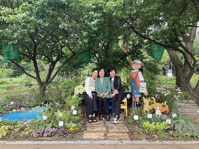 ‘2025 서울국제정원박람회’에서 시민동행정원 부문 금상을 받은 ‘은평1동 1대학 탄소중립 녹번’팀의 팀원들. [손인규 기자]