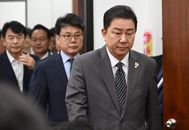 김병기 더불어민주당대표 직무대행 겸 원내대표가 8일 오전 서울 여의도 국회에서 열린 원내대책회의에 참석하고 있다. 이상섭 기자