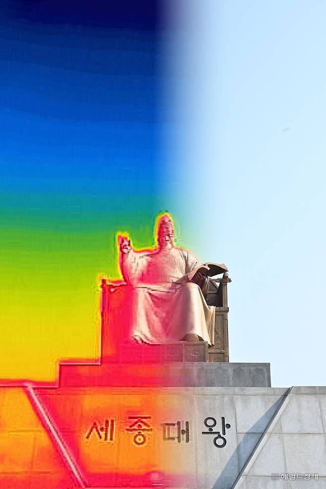 서울 지역에 폭염경보가 발효 중인 8일 오전 서울 종로구 광화문광장 내 세종대왕상이 열기로 인해 빨간색을 나타내고 있다. 임세준 기자