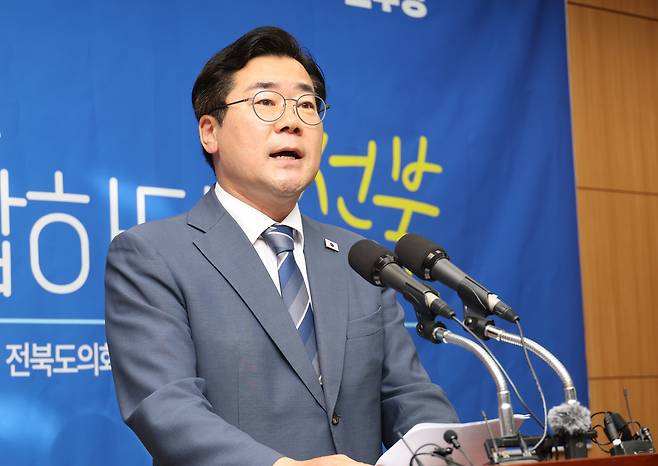 더불어민주당 당권 주자인 박찬대 의원이 8일 전북특별자치도의회 기자회견에서 발언하고 있다. [연합]