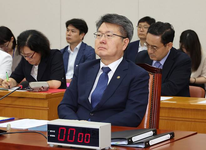 8일 국회에서 열린 이진숙 사회부총리 겸 교육부 장관 인사청문요청안 등을 심의하는 교육위원회 전체회의에서 오석환 교육부 차관이 의원 질의를 경청하고 있다. [연합]