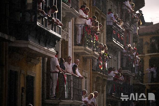 <font style="vertical-align: inherit;"><font style="vertical-align: inherit;">[팜플로나=AP/뉴시스] 7일(현지 시간) 스페인 팜플로나의 한 건물 발코니에서 시민들이 연례 산 페르민 축제 중 황소와 달리기(엔시에로) 경기 시작을 기다리고 있다. 2025.07.07.</font></font>