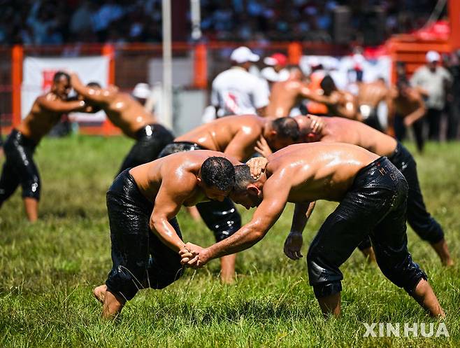 [에디르네=신화/뉴시스] 5일(현지 시간) 튀르키예 에디르네에서 열린 제664회 오일 레슬링 대회에서 참가자들이 경쟁하고 있다.대회에 참가한 참가자들은 상의를 벗고 가죽바지만 착용한 채 온몸에 올리브 오일을 발라야 한다. 상대의 등이 바닥에 닿으면 승리한다. 2025.07.07.