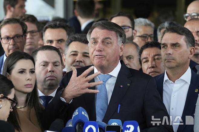 [브라질리아=AP/뉴시스] 자이르 보우소나루 브라질 전 대통령이 3월26일 브라질 의회 앞에서 기자들에게 발언하며 무죄를 주장하고 있다. 앞서 브라질 연방대법원은 보우소나루 전 대통령에게 쿠데타 모의 등 혐의를 적용한 검찰의 기소를 받아들이고 재판 개시를 명령했다.  2025.07.08.