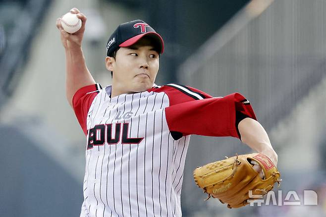 [서울=뉴시스] 최동준 기자 = 1일 서울 송파구 잠실야구장에서 열린 2025 KBO리그 삼성 라이온즈와 LG 트윈스의 경기, 5회초 LG 선발 임찬규가 역투하고 있다. 2025.06.01. photocdj@newsis.com