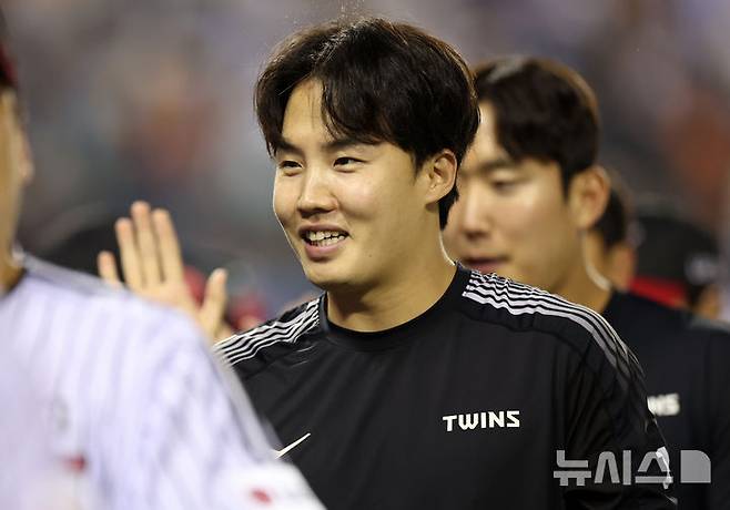 [서울=뉴시스] 이영환 기자 = 27일 오후 서울 송파구 잠실야구장에서 열린 2025 프로야구 한화 이글스와 LG 트윈스의 경기, 2-1로 승리를 거둔 LG 선발 임찬규가 기뻐하고 있다. 2025.05.27. 20hwan@newsis.com