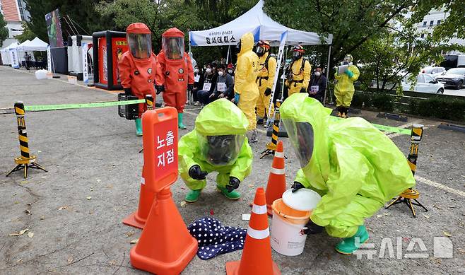 [대구=뉴시스] 이무열 기자 = 지난해 10월 29일 대구 중구 계명대학교 대구동산병원 제3주차장에서 ‘2024년 대구시 중구 생물테러 대비·대응 대규모 모의훈련’이 진행되고 있다. 이번 모의훈련은 바이러스·세균·곰팡이·독소 등을 이용해 인명 피해를 일으키는 생물테러에 대한 대비·대응 능력을 강화하기 위해 마련됐다. 2024.10.29. lmy@newsis.com