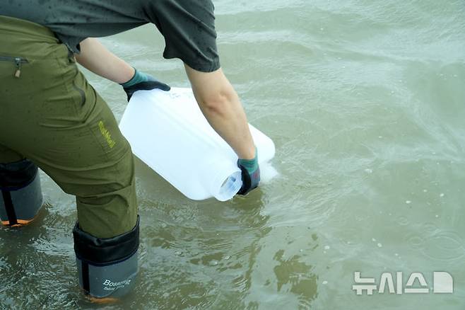 [서울=뉴시스] 원자력안전위원회가 지난 4일 최근 제기되고 있는 북한 평산 우라늄 정련공장 폐수 문제에 대한 우려와 관련해 시료 채취를 위해 한국원자력안전기술원(KINS) 전문가들을 강화도 현장에 파견했다. 이날 시료 채취는 총 6개 지점에서 이뤄졌으며, 지점별로 20리터 시료통 3개와 2리터 시료통 2개에 시료를 채취하는 작업을 진행하였다. 시료통은 KINS 분석실로 옮겨지며, 세슘 및 우라늄과 중금속 오염 여부에 대한 정밀 조사가 이뤄질 예정이다. 사진은 이날 강화도에서 한국원자력안전기술원 전문가가 시료를 채취하고 있는 모습. (사진=원자력안전위원회 제공) 2025.07.04. photo@newsis.com *재판매 및 DB 금지