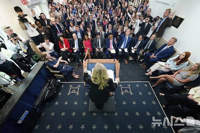 [워싱턴=AP/뉴시스] 캐롤라인 레빗 백악관 대변인이 7일(현지 시간) 백악관에서 브리핑하고 있다. 2025.07.08.