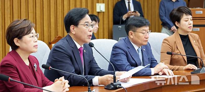 [서울=뉴시스] 김금보 기자 = 송언석(왼쪽 두번째) 국민의힘 비상대책위원장 겸 원내대표가 8일 서울 여의도 국회에서 열린 원내대책회의에서 발언을 하고 있다. 2025.07.08. kgb@newsis.com