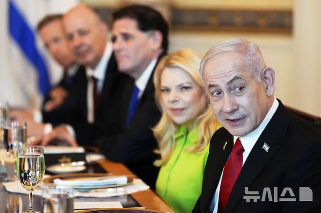 [워싱턴=AP/뉴시스] 베냐민 네타냐후 이스라엘 총리가 7일(현지 시간) 워싱턴DC 백악관에서 도널드 트럼프 미국 대통령과 만찬 하고 있다. 2025.07.08.