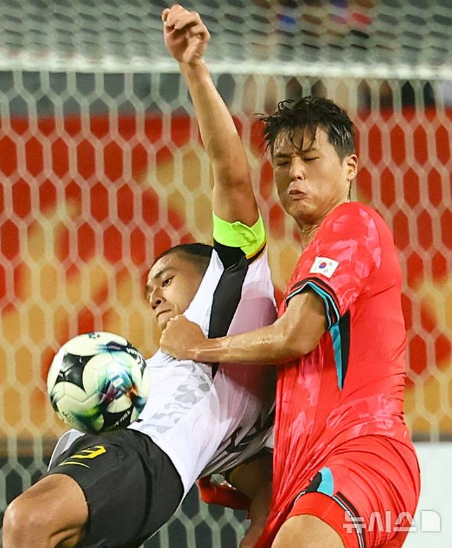 [용인=뉴시스] 박주성 기자 = 7일 경기 용인 미르스타디움에서 열린 2025 EAFF(동아시아축구연맹) E-1 챔피언십(동아시안컵) 한국 대 중국과 경기, 한국 수비수 김주성과 중국 장위닝과 볼 경합을 하고 있다. 2025.07.07. park7691@newsis.com