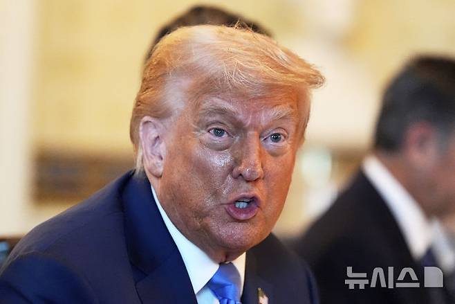 [워싱턴=AP/뉴시스] 도널드 트럼프 미국 대통령이 7일(현지 시간) 워싱턴DC 백악관에서 베냐민 네타냐후 이스라엘 총리와 만찬에 앞서 발언하고 있다. 트럼프 대통령은 우크라이나 무기 지원을 재개할 것이라고 밝혔다. 2025.07.08.