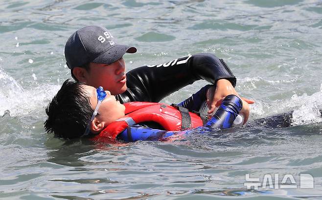 [서귀포=뉴시스] 우장호 기자 = 8일 오전 제주 서귀포시 법환 해녀체험장에서 제주도교육청과 해녀·해군기동함대사령부가 협동해 강정초등학교 학생들에게 '제주형 생존수영' 교육을 하고 있다. 이번 생존수영 교육은 법환 어촌계 해녀, 해군 해난구조대(SSU)가 함께하는 전국 최초의 프로그램으로 서귀포시 관내 초등학교 5~6학년 학생 100여명(3개교)을 대상으로 8월15일까지 운영된다. 2025.07.08. woo1223@newsis.com
