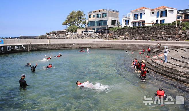 [서귀포=뉴시스] 우장호 기자 = 8일 오전 제주 서귀포시 법환 해녀체험장에서 제주도교육청과 해녀·해군기동함대사령부가 협동해 강정초등학교 학생들에게 '제주형 생존수영' 교육을 하고 있다. 이번 생존수영 교육은 법환 어촌계 해녀, 해군 해난구조대(SSU)가 함께하는 전국 최초의 프로그램으로 서귀포시 관내 초등학교 5~6학년 학생 100여명(3개교)을 대상으로 8월15일까지 운영된다. 2025.07.08. woo1223@newsis.com