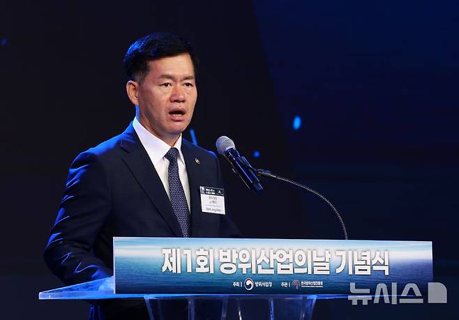 [서울=뉴시스] 이영환 기자 = 석종건 방위사업청 청장이 8일 오전 서울 용산구 그랜드 하얏트 서울 그랜드볼룸에서 열린 제1회 방위산업의 날 기념식에 참석해 개회사를 하고 있다. 2025.07.08. 20hwan@newsis.com