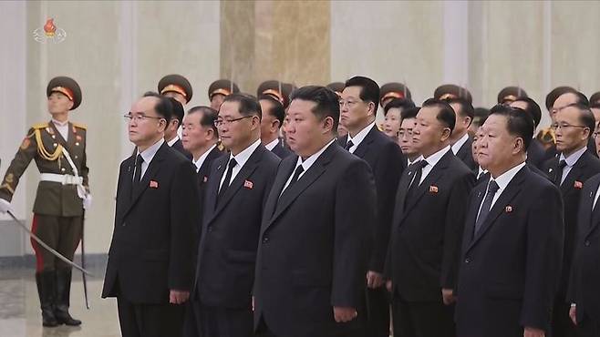 [서울=뉴시스] 김정은 북한 국무위원장이 8일 김일성 주석 사망 31주기를 맞아 금수산태양궁전을 참배하고 있다. 김 위원장은 이날 0시 금수산태양궁전을 찾았으며 박태성, 최룡해, 조용원 등 당 중앙위원회 정치국 상무위원 및 당정 간부 등이 동행했다. (사진=조선중앙TV 캡쳐) 2025.07.08. photo@newsis.com *재판매 및 DB 금지