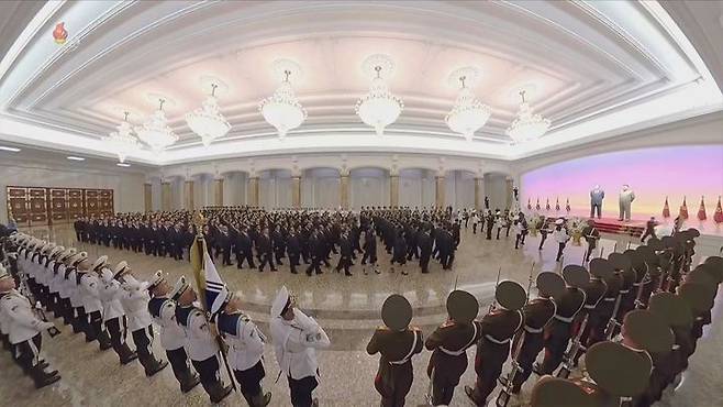 [서울=뉴시스] 김정은 북한 국무위원장이 8일 김일성 주석 사망 31주기를 맞아 금수산태양궁전을 참배하고 있다. 김 위원장은 이날 0시 금수산태양궁전을 찾았으며 박태성, 최룡해, 조용원 등 당 중앙위원회 정치국 상무위원 및 당정 간부 등이 동행했다. (사진=조선중앙TV 캡쳐) 2025.07.08. photo@newsis.com *재판매 및 DB 금지