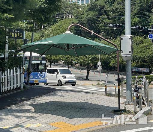 [김해=뉴시스]김해시·폭염 대응 그늘막. (사진=김해시 제공). 2025.07.08. photo@newsis.com