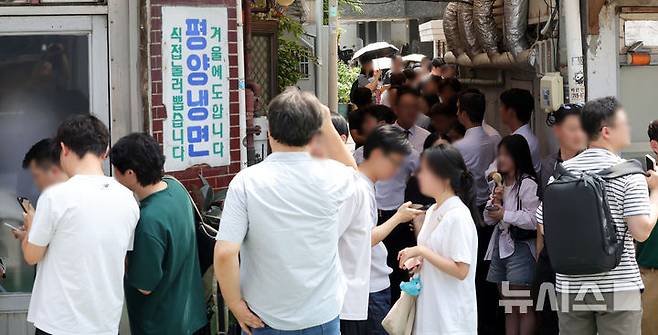 [서울=뉴시스] 홍효식 기자 = 연일 찜통더위가 이어지고 있는 8일 서울 시내 한 냉면 전문점을 찾은 시민들이 입장을 기다리고 있다. 2024.07.08. yesphoto@newsis.com