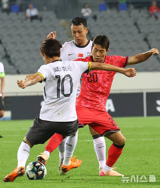 [용인=뉴시스] 박주성 기자 = 지난 7일 경기 용인 미르스타디움에서 열린 2025 EAFF(동아시아축구연맹) E-1 챔피언십(동아시안컵) 한국 대 중국과 경기, 한국 이승원이 중국 웨이스하오와 볼 경합을 하고 있다. 2025.07.07. park7691@newsis.com