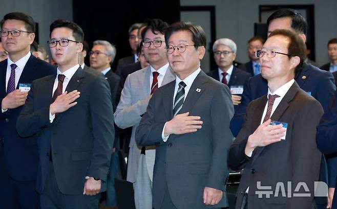 [서울=뉴시스] 최동준 기자 = 이재명 대통령이 8일 서울 용산구 그랜드 하얏트 서울에서 열린 제1회 방위산업의 날 토론회에서 이한주 국정기획위원장 등 참석자들과 국민의례를 하고 있다. (대통령실통신사진기자단) 2025.07.08. photocdj@newsis.com