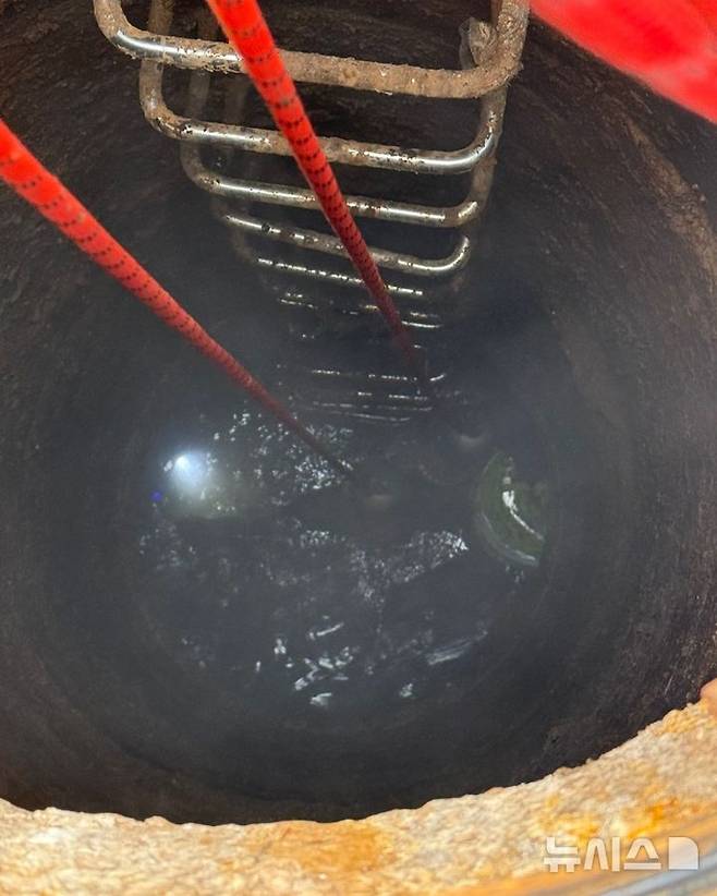 [인천=뉴시스] 지난 6일 오전 인천 계양구 병방동 한 도로 맨홀 아래 오수관 관로에서 작업 중이던 인부 1명이 심정지 상태로 구조되고 1명이 실종됐다. (사진=인천소방본부 제공) 2025.07.06. photo@newsis.com