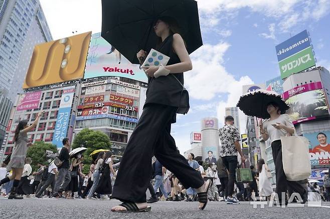 [도쿄=AP/뉴시스] 일본 도쿄 중심가인 시부야에서 행인들이 횡단보도를 건너고 있다. 자료사진. 2025.07.08