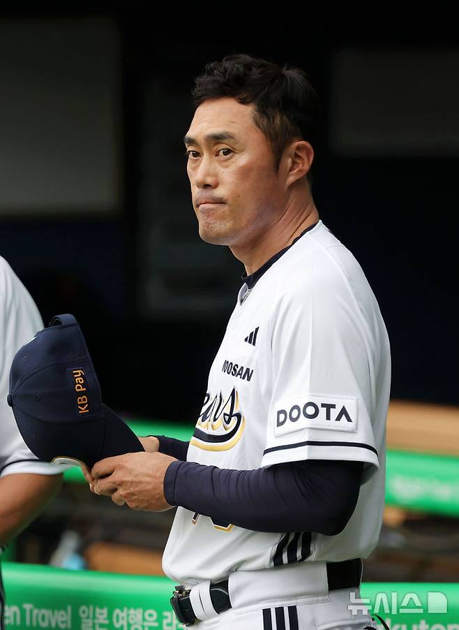 [서울=뉴시스] 홍효식 기자 = 조성환 두산 감독 대행이 15일 서울 송파구 잠실야구장에서 열린 2025 KBO리그 키움 히어로즈와 두산베어스의 경기를 앞두고 홍원기 키움 감독과 눈인사하고 있다. 2025.06.15. yesphoto@newsis.com