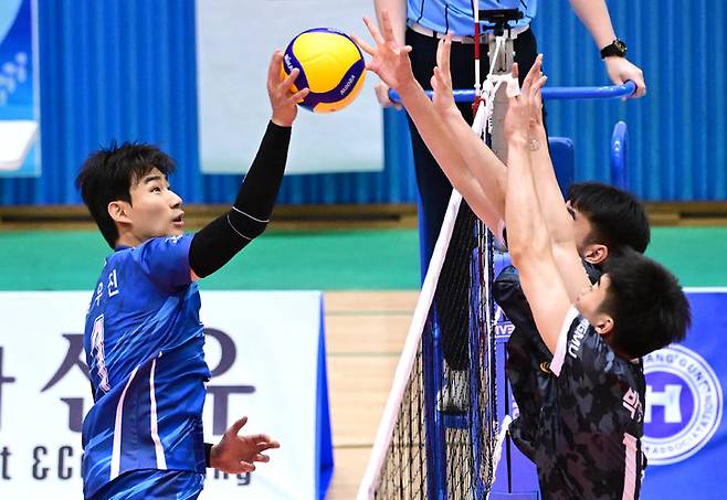 [서울=뉴시스] 5일 충북 단양의 단양국민체육센터에서 열린 2025 한국실업배구연맹&프로배구 퓨처스 챔프전 조별예선에서 남자배구 삼성화재 김우진(왼쪽)의 공격을 국군체육부대 박찬웅이 막아내고 있다. (사진=KOVO 제공) 2025.07.05. *재판매 및 DB 금지