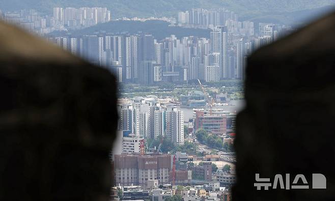 [서울=뉴시스] 조성우 기자 = 스트레스 총부채원리금상환비율(DSR) 3단계가 시행된 1일 오후 서울 남산에서 아파트 단지가 내려다 보이고 있다.이번 3단계 적용에 따라 은행과 제2금융권의 주담대, 신용대출, 기타대출에 1.50%의 가산금리가 부과된다. 2025.07.01. xconfind@newsis.com