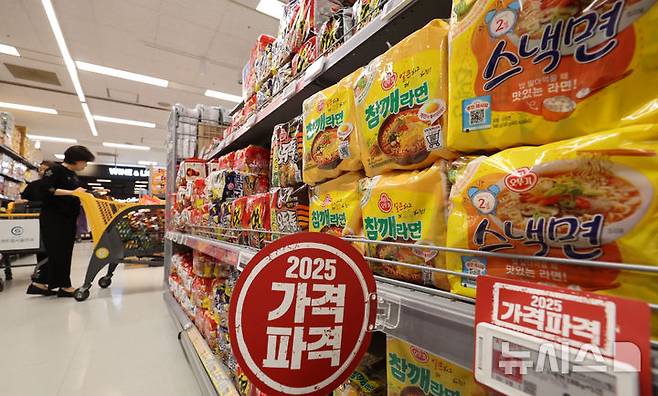[서울=뉴시스] 7일 서울 시내 대형마트에서 고객들이 라면을 살펴보는 모습. 2025.07.07. kch0523@newsis.com