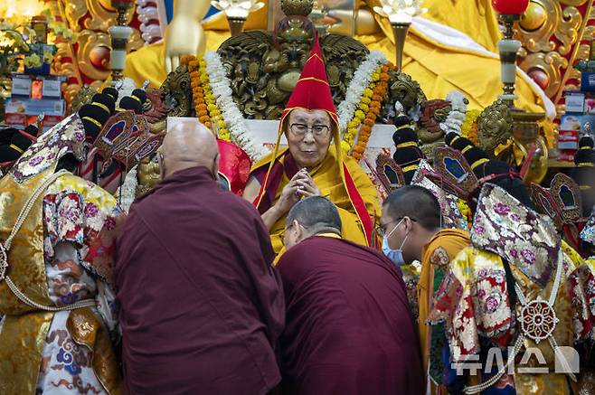[다름살라=AP/뉴시스] 티베트 불교 최고 정신적 지도자 달라이 라마 14세가 90세 생일을 하루 앞둔 5일 인도 북부 다람살라에서 열린 장수기원 법회에 참석하고 있다. 2025.07.05