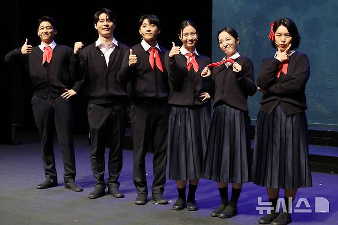 [서울=뉴시스] 박진희 기자 = 뮤지컬 '은경' 출연 배우 신선주, 이지현, 김우진, 우현이, 이표민, 양혜선이 8일 서울 중구 CKL스테이지에서 프레스콜을 하고 있다. 2025.07.08. pak7130@newsis.com