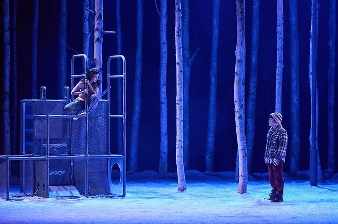 [서울=뉴시스] 연극 렛미인의 한 장면. 일라이(배우 권슬아)와 오스카(배우 안승균)의 첫 만남. (사진=신시컴퍼니 제공) 2025.07.08. photo@newsis.com *재판매 및 DB 금지