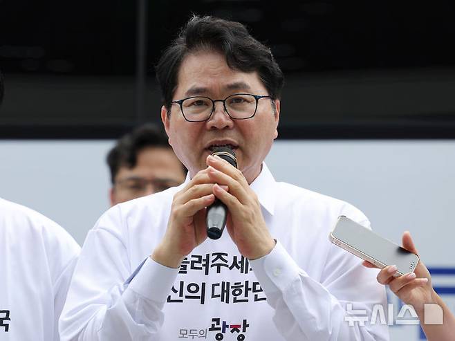 [서울=뉴시스] 홍효식 기자 = 이한주 국정기획위원장이 1일 오전 서울 종로구 정부서울청사 창성동 별관 앞에서 열린 '버스로 찾아가는 모두의 광장' 출정식에서 격려사를 하고 있다. 2025.07.01. yesphoto@newsis.com