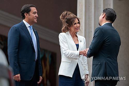 6월 25일(현지시간) 온두라스를 찾은 미국 국토안보부 장관(가운데) [AFP 연합뉴스 자료사진. 재판매 및 DB 금지]