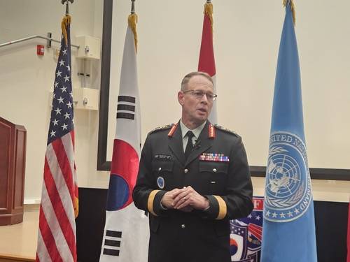 데릭 매콜리 유엔군사령부 부사령관 (평택=연합뉴스) 김호준 기자 = 데릭 매콜리 유엔군사령부 부사령관은 8일 경기도 평택 소재 주한미군 기지인 캠프 험프리스에서 개최된 유엔사 창설 75주년 기념식 직후 내외신 기자간담회에서 한국군이 평양에 무인기를 보냈다는 의혹에 대해 조사를 계속 진행하고 있다고 밝혔다. 2025.7.8