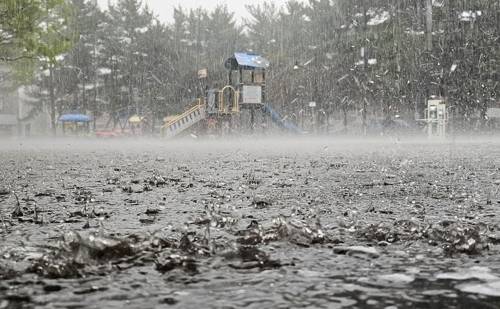 전국에 돌풍·천둥·번개 동반한 요란한 소나기 [연합뉴스 제공]