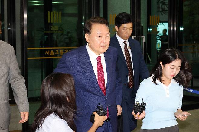 윤석열 전 대통령이 5일 서울 서초구 서울고검 청사에 마련된 내란특검에서 2차 소환 조사를 마친 뒤 귀가하고 있다. 박종민 기자