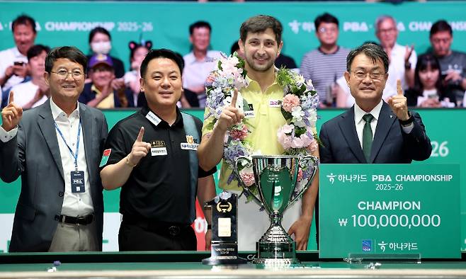 시상식에 기념 촬영하는 김영진 PBA 전무이사(왼쪽부터), 조재호, 다비드 마르티네스, 성영수 하나카드 대표이사. PBA