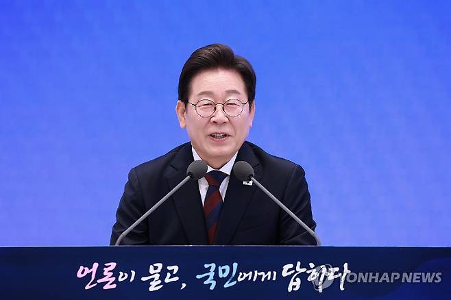 이재명 대통령이 3일 청와대 영빈관에서 열린 '대통령의 30일, 언론이 묻고 국민에게 답하다' 기자회견에서 발언하고 있다. 이 대통령은 공약인 주4.5일제에 대해 실현가능한 목표라고 말했다. 연합뉴스
