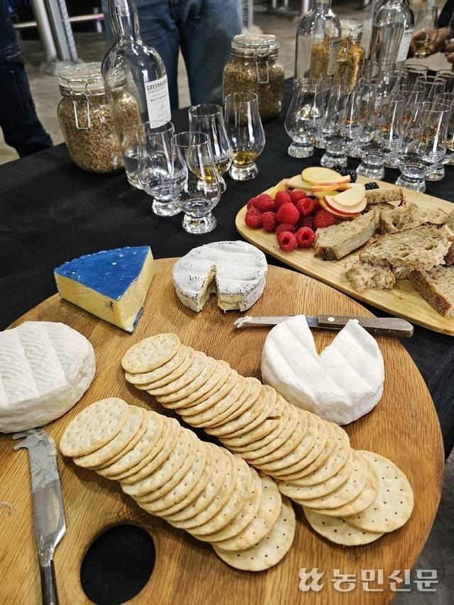 호주 태즈메이니아 그린뱅크스 증류소는 방문객에게 지역산 농산물로 생산한 위스키와 술지게미를 먹고 자란 젖소가 생산한 우유로 만든 치즈를 안주로 내놓는다.