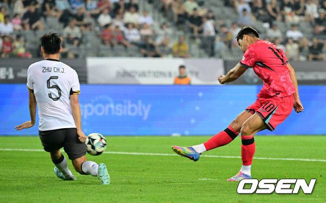 [OSEN=용인, 조은정 기자]7일 경기 용인시 용인 미르 스타디움에서 2025 동아시아 축구연맹(EAFF) E-1 챔피언십(동아시안컵) 대한민국 남자 축구 대표팀과 중국의 개막전이 열렸다.한국은 중국과 첫 경기를 시작으로 11일 홍콩, 15일 일본과 격돌한다. 경기는 모두 용인에서 치러지며 3경기 성적에 따라 그대로 최종 순위가 결정된다.후반 한국 이호재의 슛이 중국에 막히고 있다. 2025.07.07 /cej@osen.co.kr