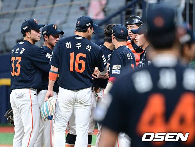 [OSEN=고척, 최규한 기자] 프로야구 한화 이글스가 전반기 마지막 주말 3연전을 모두 쓸어담으며 전반기 1위를 확정했다.&nbsp;한화는 6일 서울 고척스카이돔에서 열린 ‘2025 신한은행 SOL Bank KBO리그’ 키움 히어로즈와의 경기에서 10-1로 승리했다. 이날 승리로 3연승을 달리며 시리즈 스윕에 성공한 한화는 49승 2무 33패 승률 .598을 기록하며 남은 전반기 3경기 결과에 상관없이 전반기 최소 공동 1위를 확정했다. 빙그레 시절이던 1992년 6월 18일 전반기를 1위로 마감한 이후 1만2072일 만에 전반기 1위를 달성했다.&nbsp;경기를 마치고 승리한 한화 선수들이 인사를 나누고 있다. 2025.07.06 / dreamer@osen.co.kr