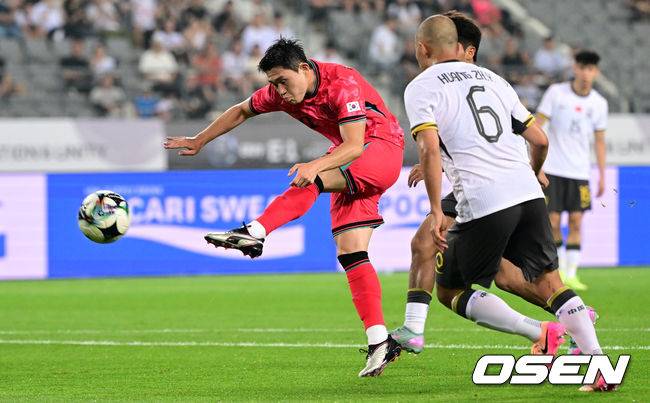 [OSEN=용인, 조은정 기자]7일 경기 용인시 용인 미르 스타디움에서 2025 동아시아 축구연맹(EAFF) E-1 챔피언십(동아시안컵) 대한민국 남자 축구 대표팀과 중국의 개막전이 열렸다.한국은 중국과 첫 경기를 시작으로 11일 홍콩, 15일 일본과 격돌한다. 경기는 모두 용인에서 치러지며 3경기 성적에 따라 그대로 최종 순위가 결정된다.후반 한국 이동경이 슛을 시도하고 있다. 2025.07.07 /cej@osen.co.kr