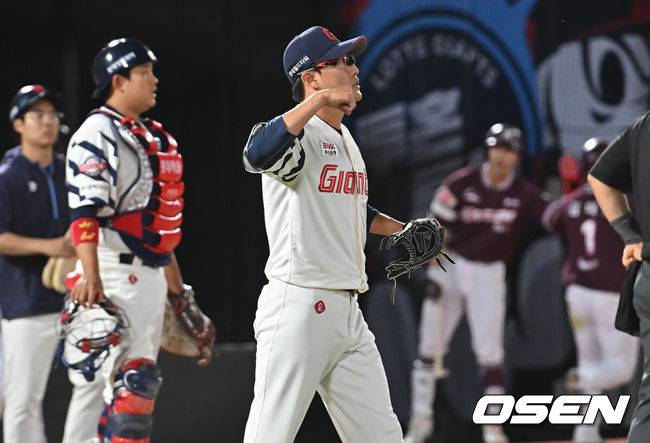 [OSEN=부산, 이석우 기자] 4일 부산 사직야구장에서 2025 신한 SOL 뱅크 KBO 리그 롯데 자이언츠와 키움 히어로즈의 경기가 열렸다. 홈팀 롯데는 박세웅이, 방문팀 키움은 김윤하가 선발 출전했다.롯데 자이언츠 박세웅이 4회초 2사 만루 키움 히어로즈 송성문에게 싹쓸이 좌익수 뒤 2루타를 맞고 아쉬워하고 있다. 2025.06.04 / foto0307@osen.co.kr