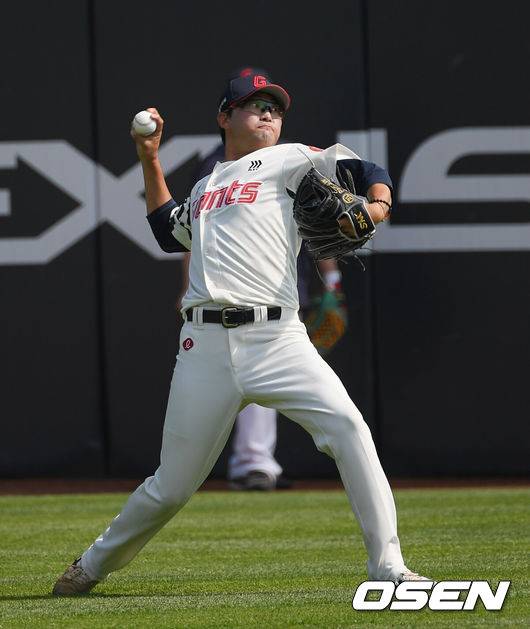 [OSEN=부산, 이석우 기자] 3일 부산 사직야구장에서 2025 신한 SOL 뱅크 KBO 리그 롯데 자이언츠와 LG 트윈스의 경기가 열린다. 홈팀 롯데는 이민석이, 방문팀 LG는 손주영이 선발 출전한다.롯데 자이언츠 박세웅이 훈련을 하고 있다. 2025.07.03 / foto0307@osen.co.kr